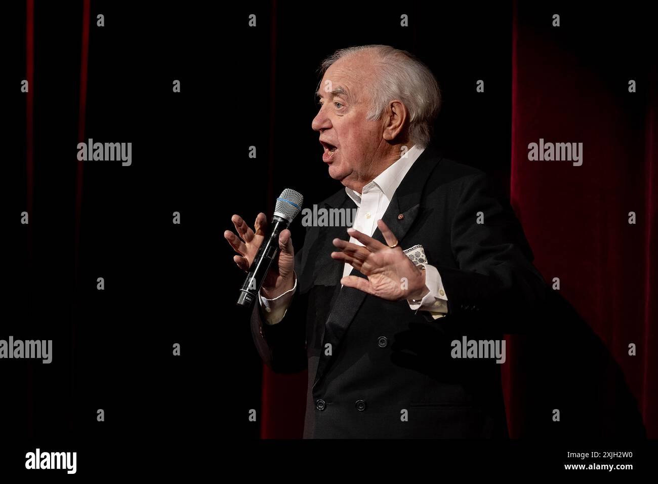 LONDON, ENGLAND: Jimmy Tarbuck performs at the London Palladium opening for Barry Manilow at his second to last ever UK performace. Featuring: Jimmy Tarbuck Where: London, United Kingdom When: 09 Jun 2024 Credit: Neil Lupin/WENN Stock Photo