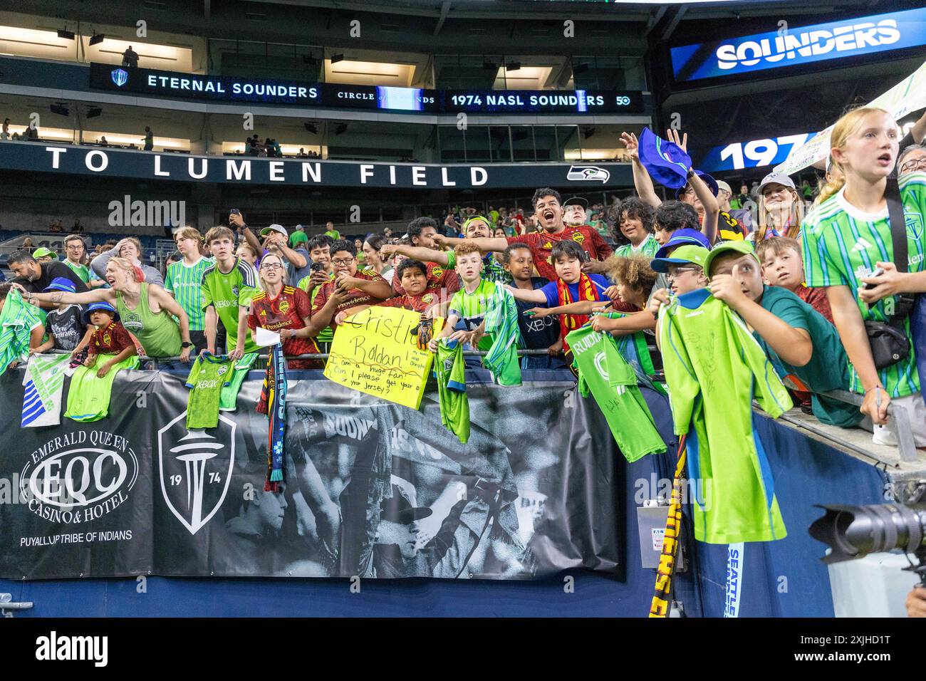 Seattle, Washington, USA. 17th July, 2024. Seattle Sounders FANS, shout out players names in hopes of getting an autograph after the game, Seattle Sounders vs St. Louis, with the game ending 2-0, on 7-17-24. (Credit Image: © Melissa Levin/ZUMA Press Wire) EDITORIAL USAGE ONLY! Not for Commercial USAGE! Stock Photo
