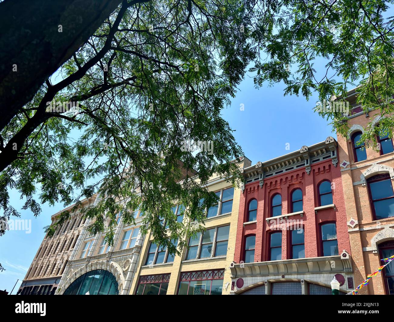 Row of elegant buildings hi-res stock photography and images - Alamy