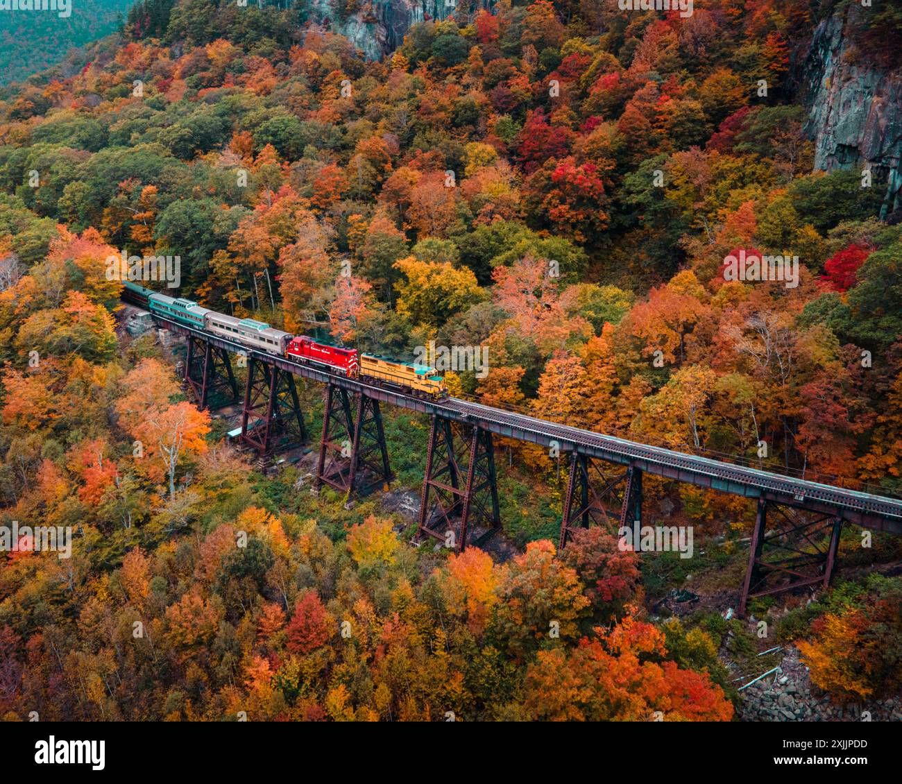 Red bridge with fall foliage hi-res stock photography and images - Alamy