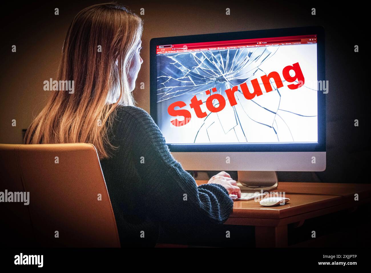 IT-Störung, Symbolfoto junge Frau am Computer, Juli 2024 Deutschland ...