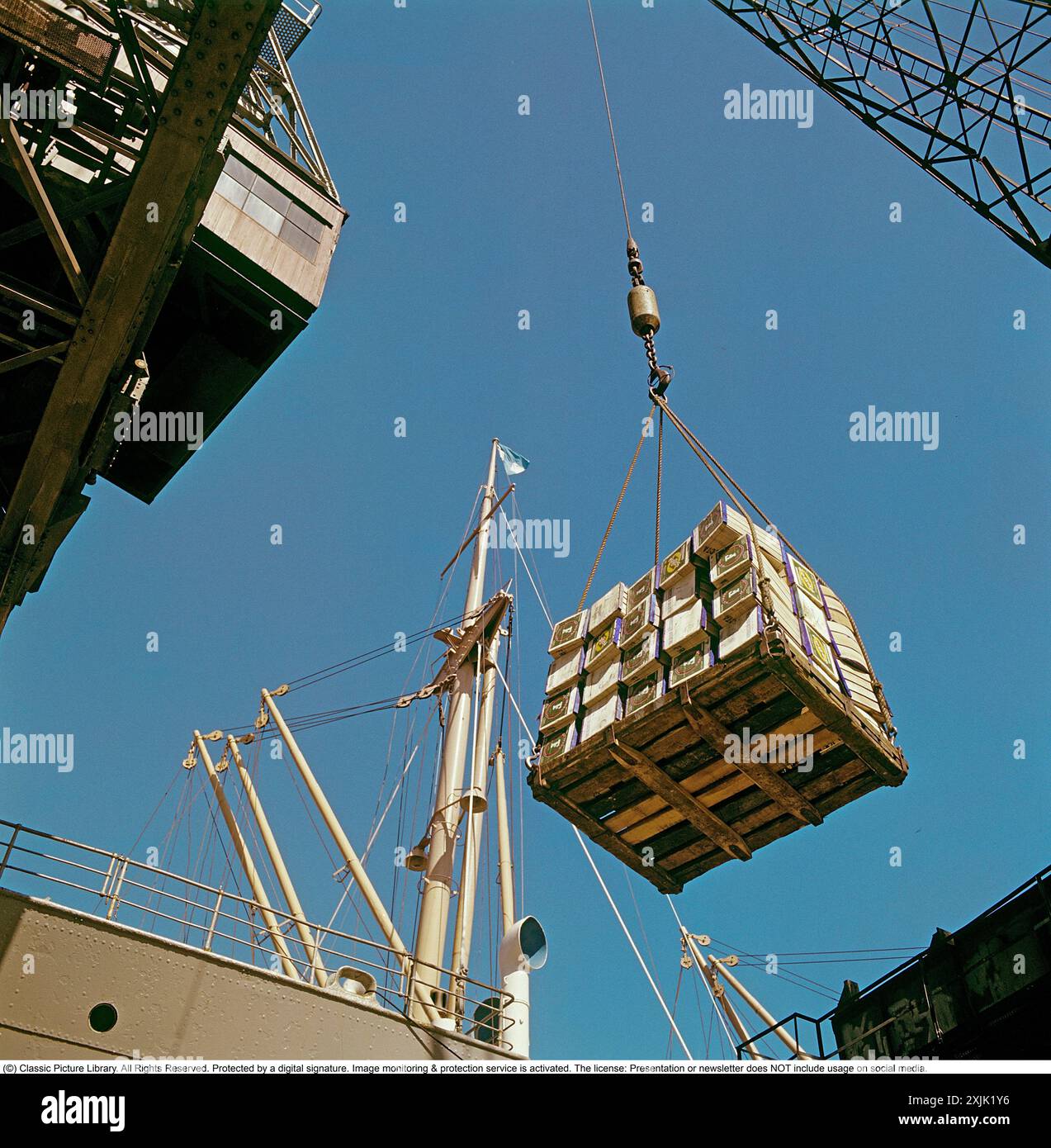 Unloading ship docks historical hi-res stock photography and images - Alamy