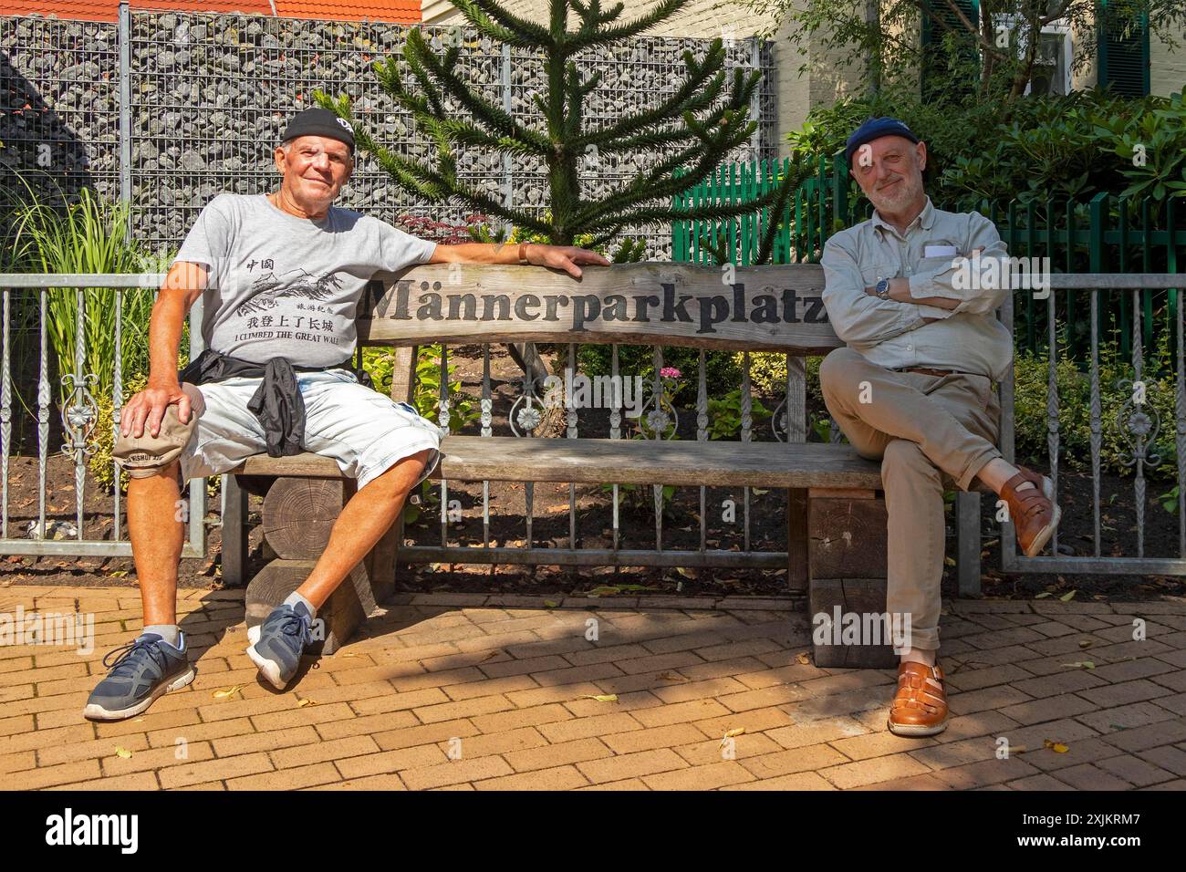 Two old men sitting on bench hi-res stock photography and images - Alamy