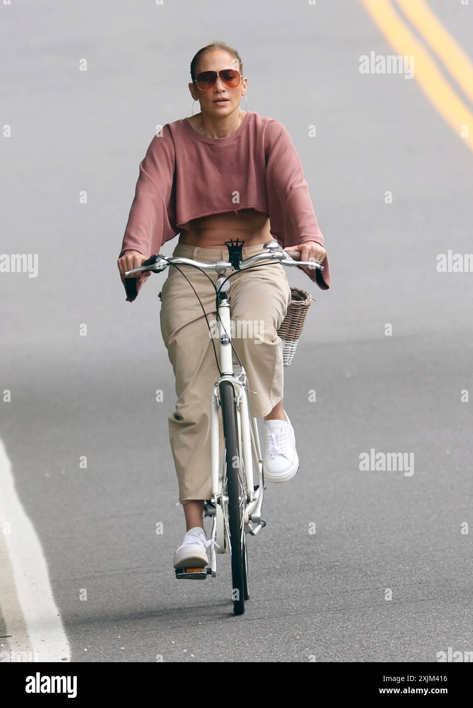 EXCLUSIVE **EXCLUSIVE ALLROUNDER** Jennifer Lopez goes for a bike ride