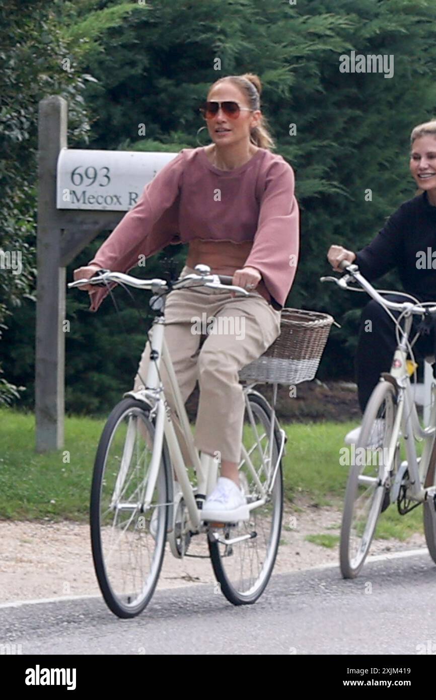 EXCLUSIVE **EXCLUSIVE ALLROUNDER** Jennifer Lopez goes for a bike ride