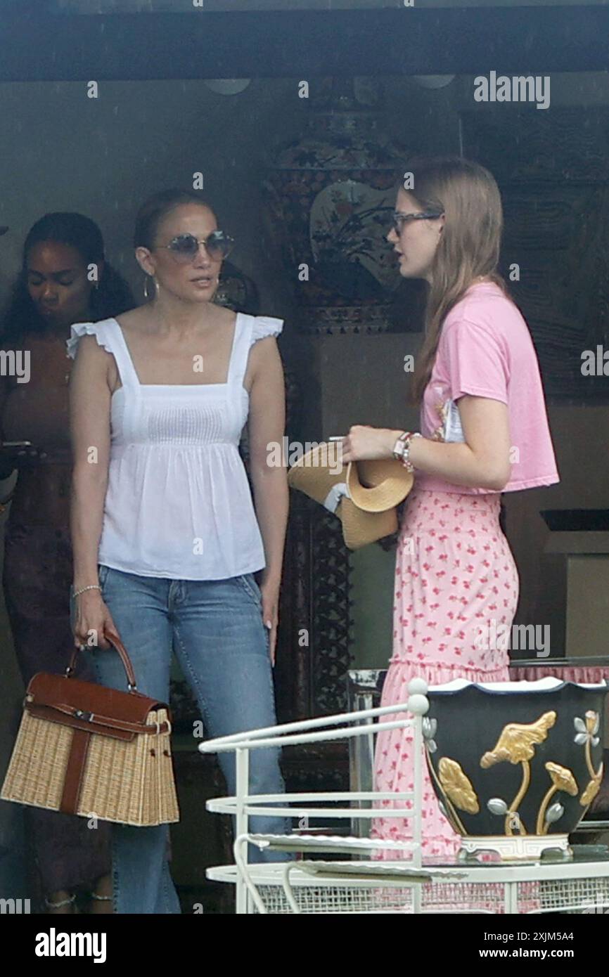 EXCLUSIVE Exclusive Jennifer Lopez and stepdaughter Violet Affleck are