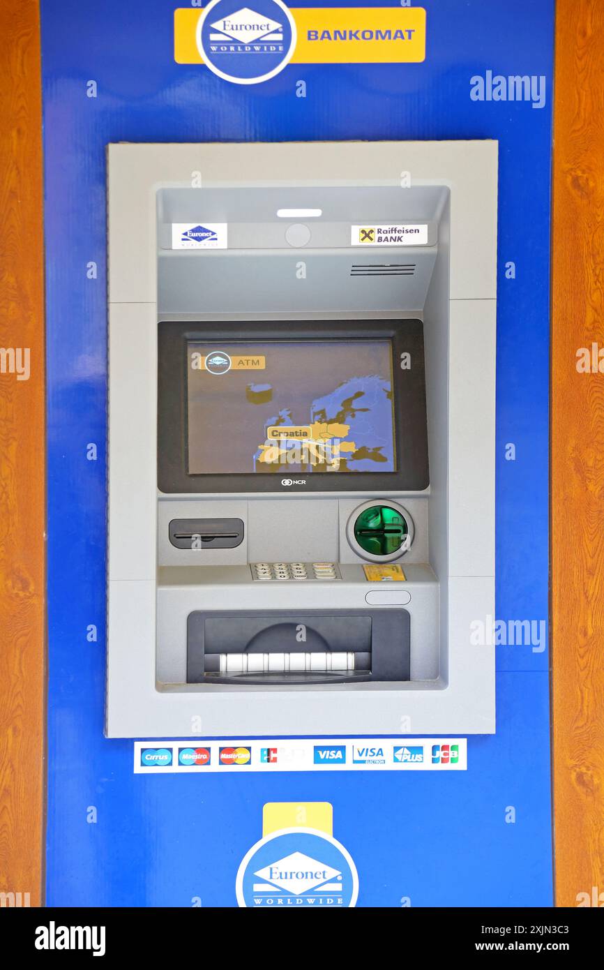 Atm machine in use hi-res stock photography and images - Page 29 - Alamy