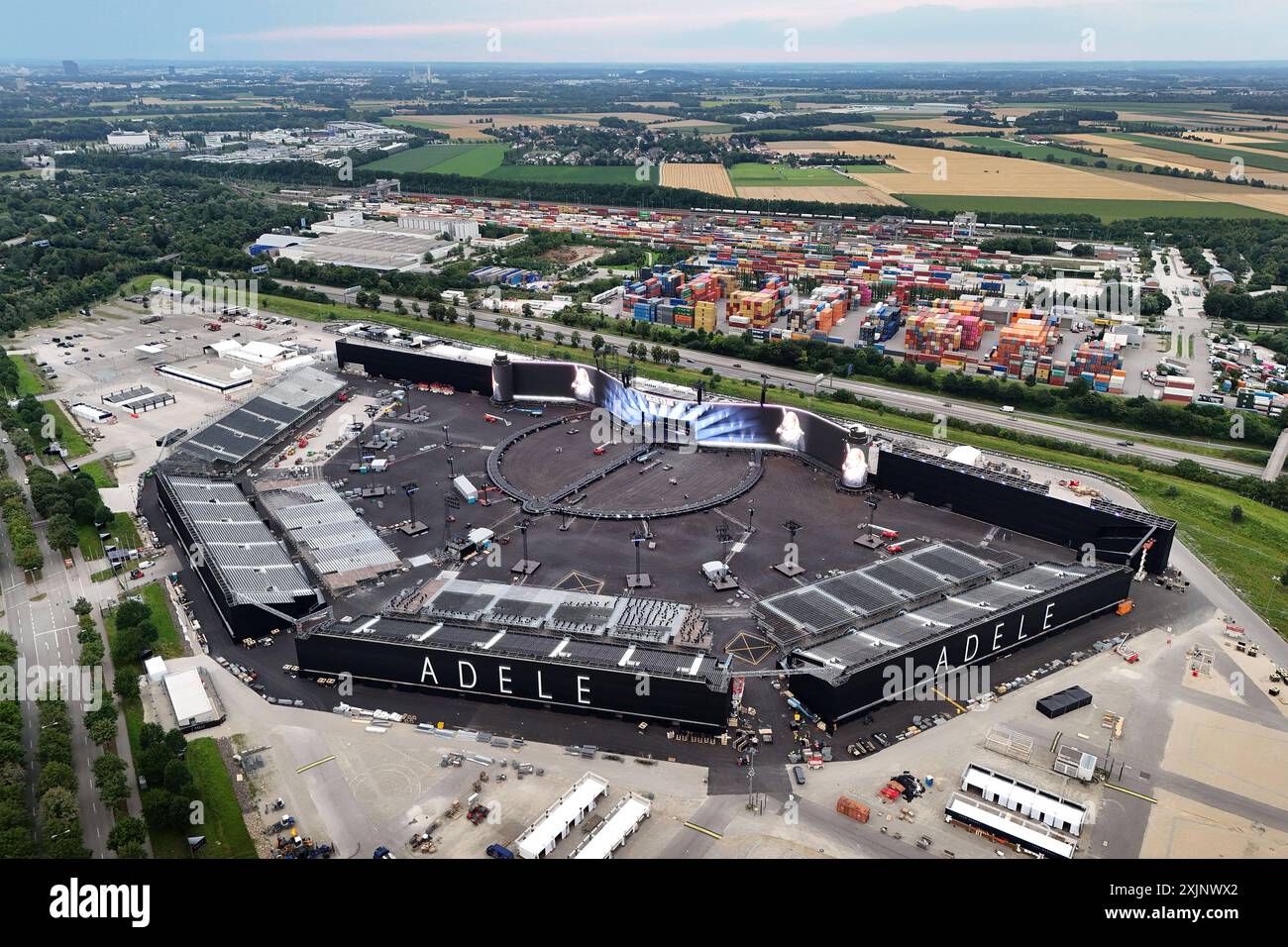 Der Aufbau der riesigen Open Air Arena fuer die Europa Konzerte von Adele im August auf dem