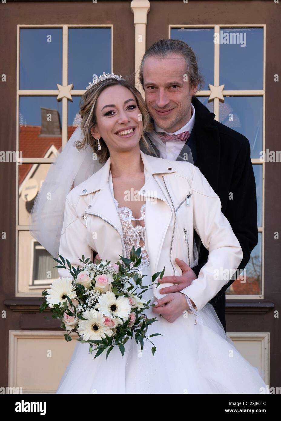 Happy smiling newlyweds close hi-res stock photography and images - Alamy