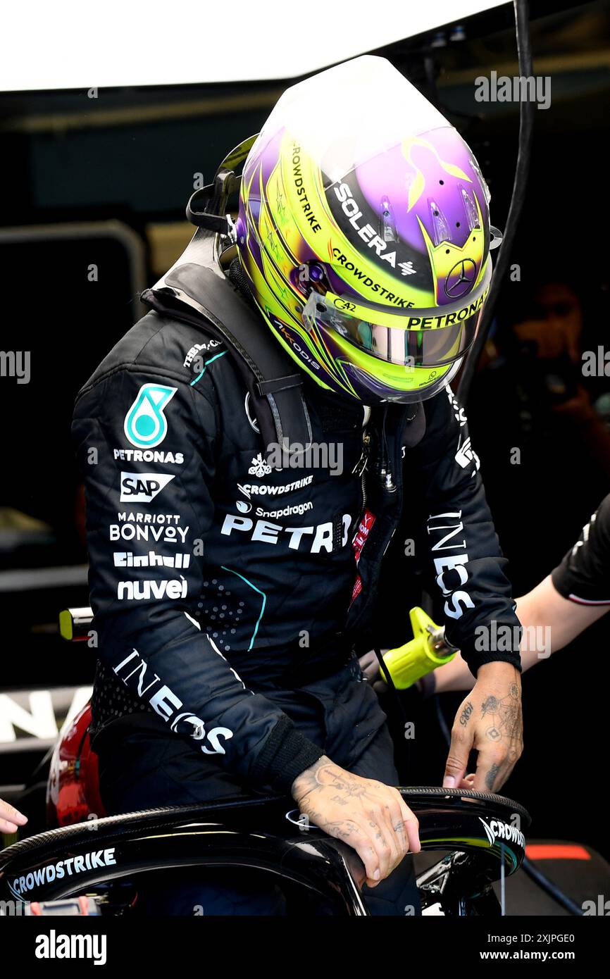 Day 2 of the 2024 Rolex Australian Formula 1 Grand Prix at the Albert Park circuit, Melbourne, Victoria on the 21st March 2024.   Pitlane during free practice 2 Lewis Hamilton (Great Britain) of Mercedes AMG Petronas F1 Team. Stock Photo