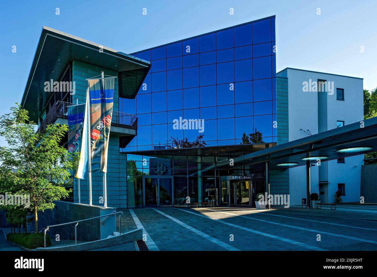 Architecture moderne du casino Alexander, représentant son interface élégante et structurée