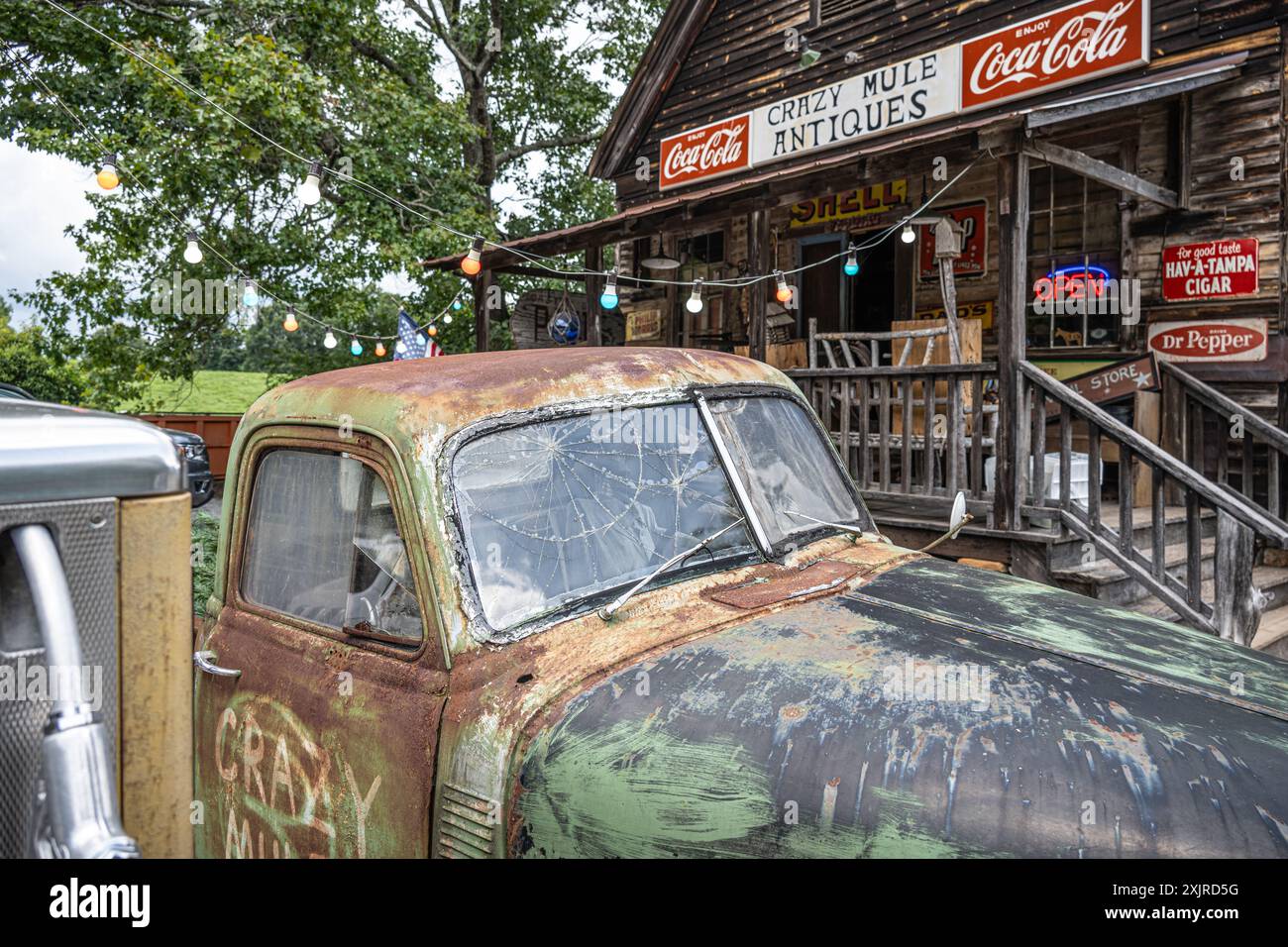 Crazy Mule Arts & Antiques in a 1909 Lula, Georgia, general store located in the foothills of the Blue Ridge Mountains. (USA) Stock Photo