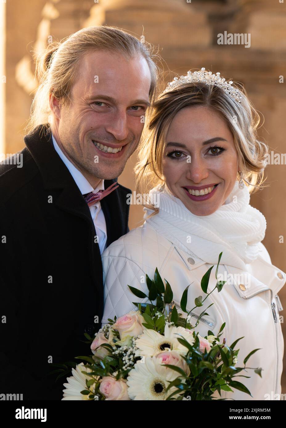 Portrait newlyweds looking up hi-res stock photography and images - Alamy