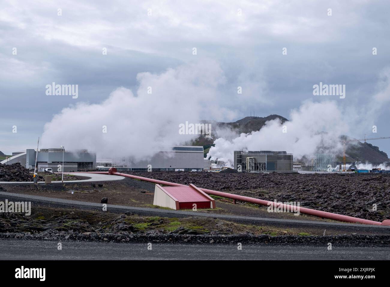 Geothermiekraftwerk Svartsengi auf der Reykjanes Halbinsel im Südwesten Islands. Seit 2021 finden in der Gegend um die Stadt Grindavik Vulkanausbrüche statt. Der Letzte nahe dem Kraftwerk. Würde das Kraftwerk ausfallen, wäre die Energieversorgung auf der Reykjanes Halbinsel sowie in Teilen Reykjaviks gefährdet. / Svartsengi geothermal power plant on the Reykjanes Peninsula in southwest Iceland. Volcanic eruptions have been taking place in the area around the town of Grindavik since 2021. The last one near the power plant. If the power plant were to fail, the energy supply on the Reykjanes Peni Stock Photo