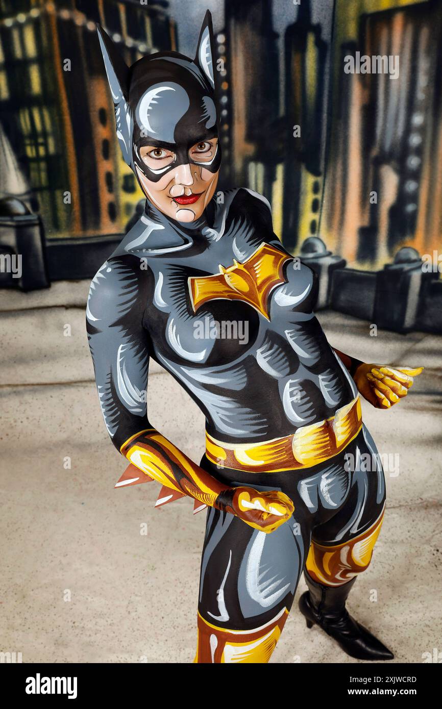 GEEK ART - Bodypainting and Transformaking: Batgirl Comic Photoshooting mit Janina in einer gesprayten Comic-Kulisse von Enrico Lein im Studio Düsterwald in Hameln. - Ein Projekt des Fotografen Tschiponnique Skupin und des Bodypainters und Transformakers Enrico Lein *** GEEK ART Bodypainting and Transformaking Batgirl Comic Photoshooting with Janina in a spray-painted comic backdrop by Enrico Lein at Studio Düsterwald in Hameln A project by photographer Tschiponnique Skupin and bodypainter and transformaker Enrico Lein Foto:xT.xSkupinx/xFuturexImagex geek art 4716 Stock Photo