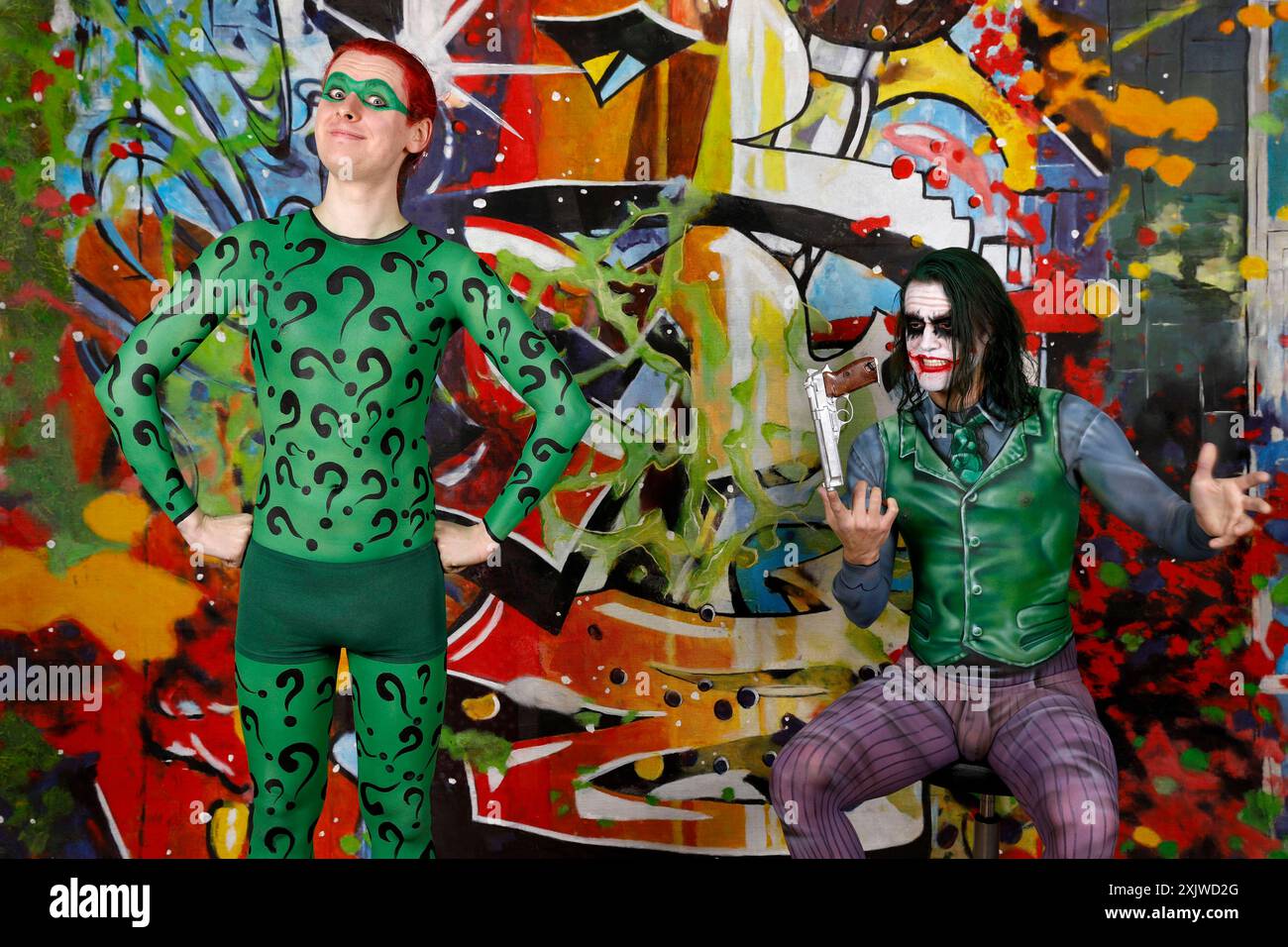 GEEK ART - Bodypainting and Transformaking: Joker meets Riddler Photoshooting mit Patrick Kiel als Joker und Paul Skupin als Riddler im Atelier Düsterwald in Hameln. - Ein Projekt des Fotografen Tschiponnique Skupin und des Bodypainters und Transformakers Enrico Lein *** GEEK ART Bodypainting and Transformaking Joker meets Riddler Photoshooting with Patrick Kiel as Joker and Paul Skupin as Riddler in the studio Düsterwald in Hameln A project by photographer Tschiponnique Skupin and bodypainter and transformaker Enrico Lein Foto:xT.xSkupinx/xFuturexImagex geek art 4725 Stock Photo