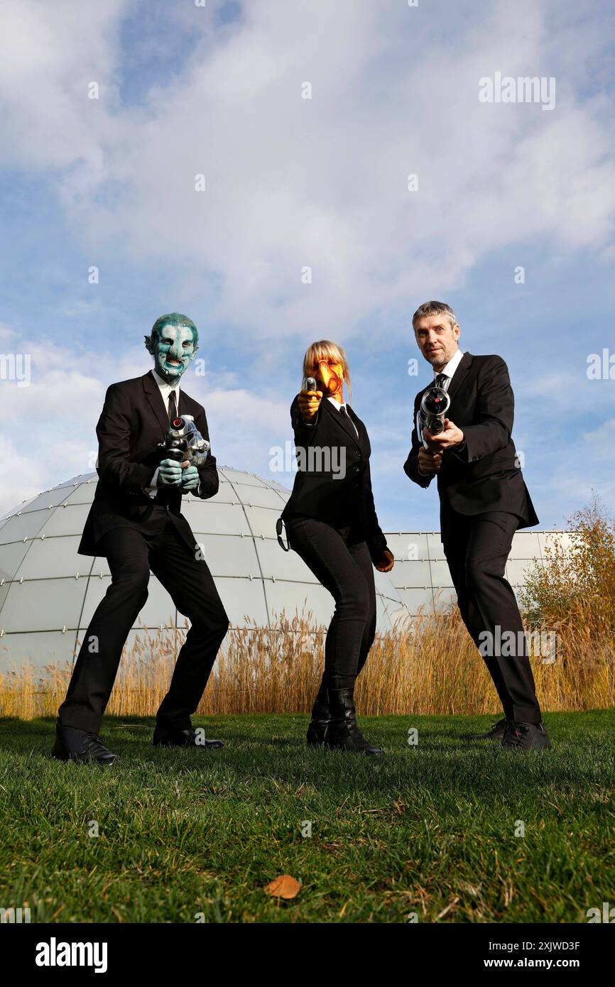 GEEK ART - Bodypainting and Transformaking: Men in Black Photoshooting mit Maria Skupin, Tschiponnique Skupin und Paul Skupin als MIB im Expo Park in Hannover. - Ein Projekt des Fotografen Tschiponnique Skupin und des Bodypainters und Transformakers Enrico Lein *** GEEK ART Bodypainting and Transformaking Men in Black Photoshooting with Maria Skupin, Tschiponnique Skupin and Paul Skupin as MIB in the Expo Park in Hanover A project by photographer Tschiponnique Skupin and bodypainter and transformaker Enrico Lein Foto:xE.xLeinx/xFuturexImagex geek art 4728 Stock Photo