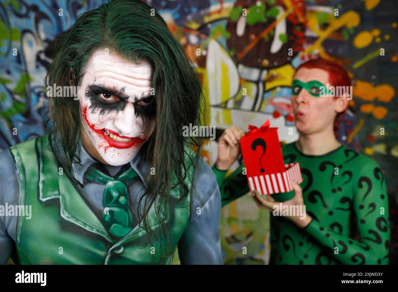 GEEK ART - Bodypainting and Transformaking: Joker meets Riddler Photoshooting mit Patrick Kiel als Joker und Paul Skupin als Riddler im Atelier Düsterwald in Hameln. - Ein Projekt des Fotografen Tschiponnique Skupin und des Bodypainters und Transformakers Enrico Lein *** GEEK ART Bodypainting and Transformaking Joker meets Riddler Photoshooting with Patrick Kiel as Joker and Paul Skupin as Riddler in the studio Düsterwald in Hameln A project by photographer Tschiponnique Skupin and bodypainter and transformaker Enrico Lein Foto:xT.xSkupinx/xFuturexImagex geek art 4727 Stock Photo