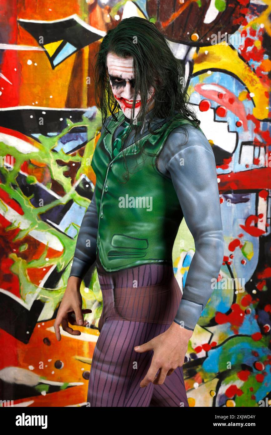 GEEK ART - Bodypainting and Transformaking: Joker meets Riddler Photoshooting mit Patrick Kiel als Joker im Atelier Düsterwald in Hameln. - Ein Projekt des Fotografen Tschiponnique Skupin und des Bodypainters und Transformakers Enrico Lein *** GEEK ART Bodypainting and Transformaking Joker meets Riddler Photoshooting with Patrick Kiel as Joker in the Atelier Düsterwald in Hameln A project by photographer Tschiponnique Skupin and bodypainter and transformaker Enrico Lein Foto:xT.xSkupinx/xFuturexImagex geek art 4724 Stock Photo