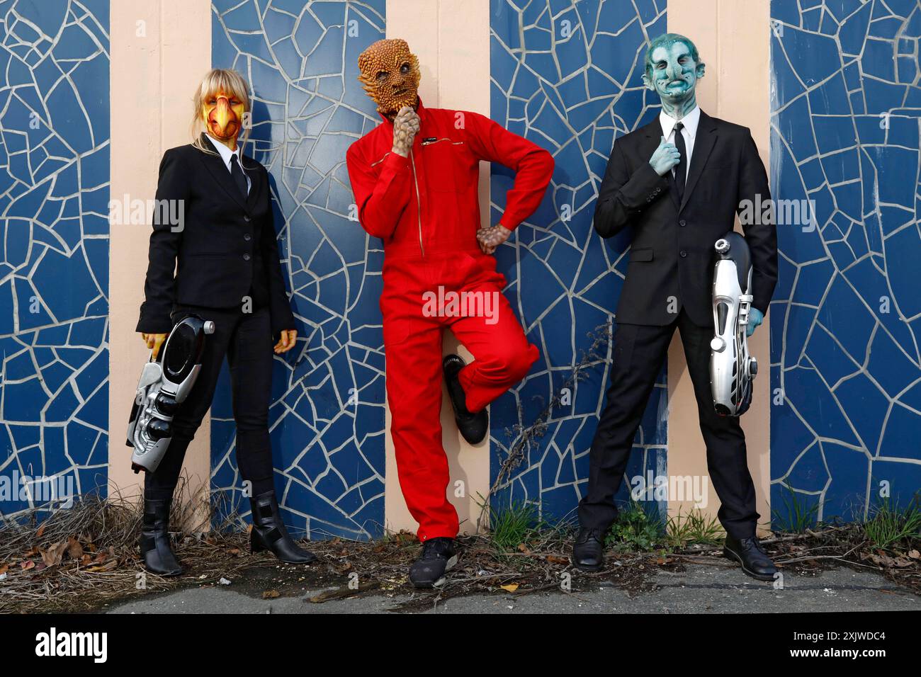 GEEK ART - Bodypainting and Transformaking: Men in Black Photoshooting mit Maria Skupin und Paul Skupin als außeridrische MIB und Enrico Lein als Corn Face im Expo Park in Hannover - Ein Projekt des Fotografen Tschiponnique Skupin und des Bodypainters und Transformakers Enrico Lein *** GEEK ART Bodypainting and Transformaking Men in Black Photoshooting with Maria Skupin and Paul Skupin as extra-idrical MIB and Enrico Lein as Corn Face at Expo Park in Hanover A project by photographer Tschiponnique Skupin and bodypainter and transformaker Enrico Lein Foto:xT.xSkupinx/xFuturexImagex geek art 473 Stock Photo