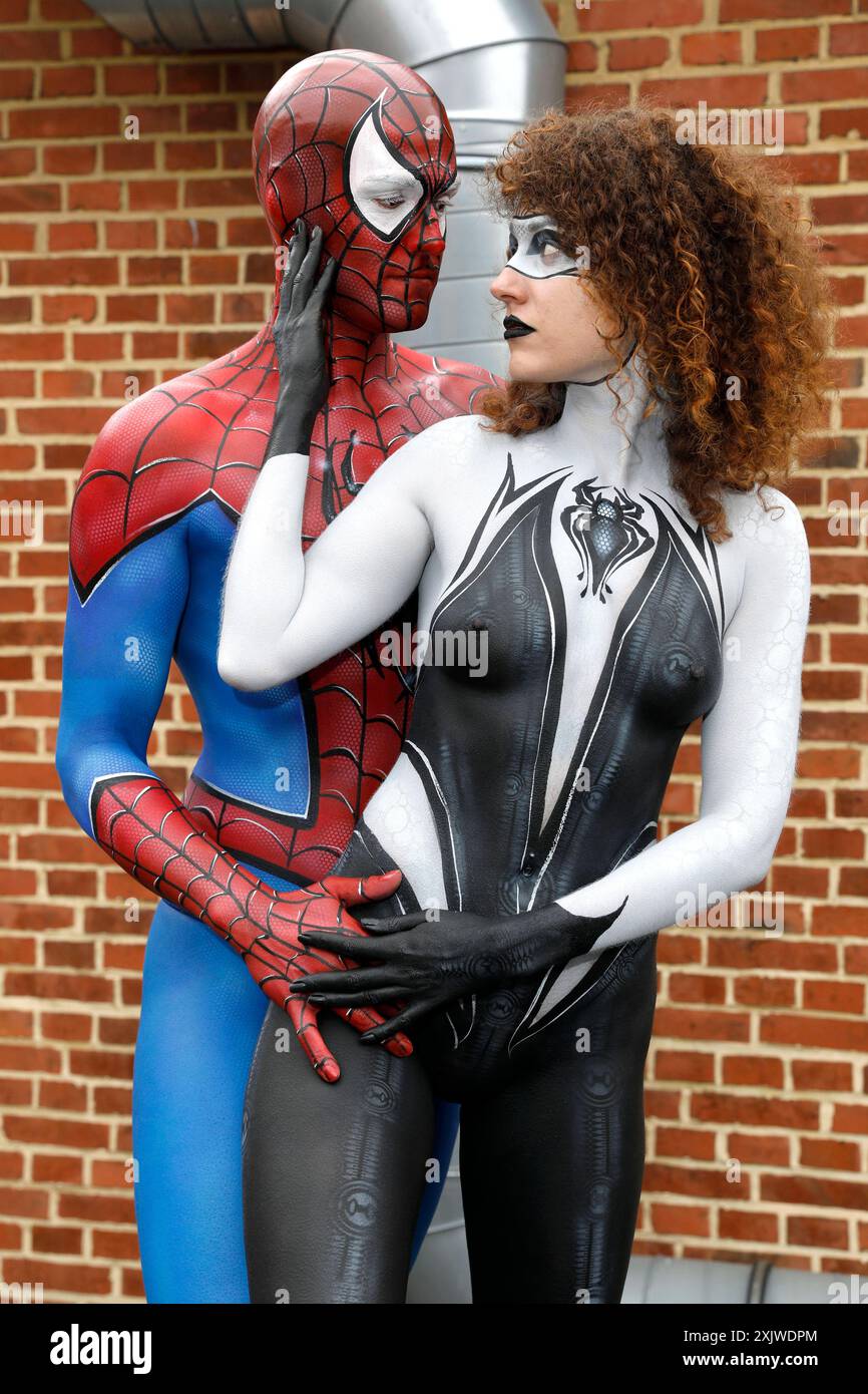 GEEK ART - Bodypainting and Transformaking: Spider-Man und Spider-Gwen Photoshooting mit Patrick Kiel und Lena im Hefehof und Hameln. - Ein Projekt des Fotografen Tschiponnique Skupin und des Bodypainters und Transformakers Enrico Lein *** GEEK ART Bodypainting and Transformaking Spider Man and Spider Gwen photoshoot with Patrick Kiel and Lena at Hefehof and Hameln A project by photographer Tschiponnique Skupin and bodypainter and transformaker Enrico Lein Foto:xT.xSkupinx/xFuturexImagex geek art 4753 Stock Photo