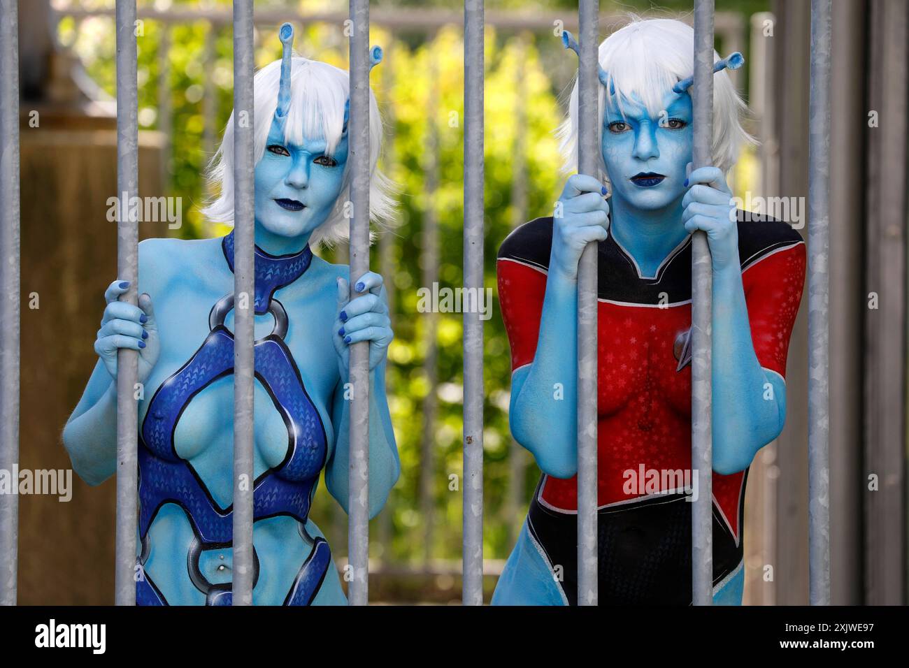GEEK ART - Bodypainting and Transformaking: Star Trek Photoshooting mit RenÃ e-Claire Meinhold und Julia als Andorianer an der Expo Plaza in Hannover. - Ein Projekt des Fotografen Tschiponnique Skupin und des Bodypainters und Transformakers Enrico Lein *** GEEK ART Bodypainting and Transformaking Star Trek Photoshooting with RenÃ e Claire Meinhold and Julia as Andorians at the Expo Plaza in Hanover A project by photographer Tschiponnique Skupin and bodypainter and transformaker Enrico Lein Foto:xT.xSkupinx/xFuturexImagex geek art 4761 Stock Photo
