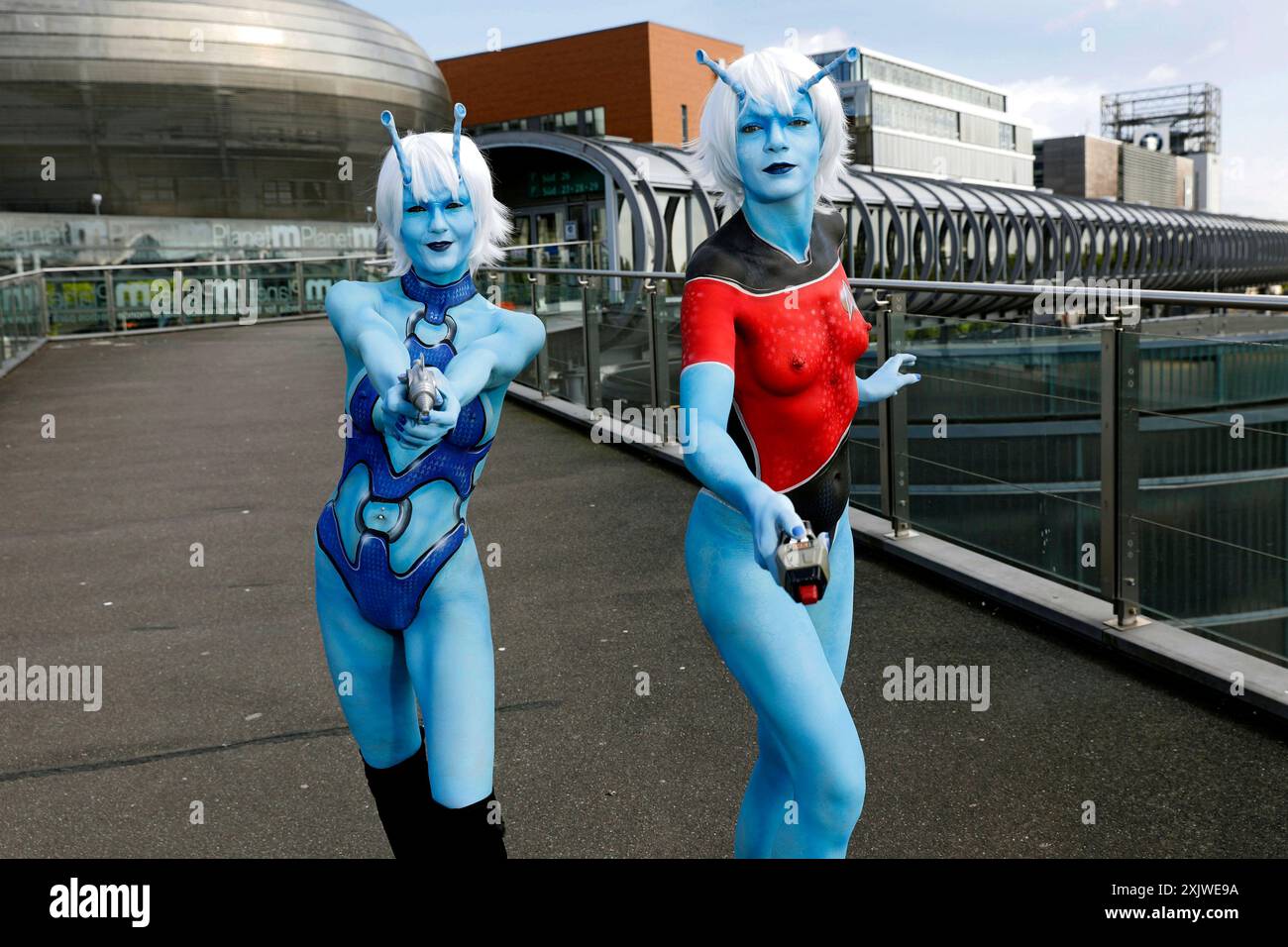 GEEK ART - Bodypainting and Transformaking: Star Trek Photoshooting mit RenÃ e-Claire Meinhold und Julia als Andorianer an der Expo Plaza in Hannover. - Ein Projekt des Fotografen Tschiponnique Skupin und des Bodypainters und Transformakers Enrico Lein *** GEEK ART Bodypainting and Transformaking Star Trek Photoshooting with RenÃ e Claire Meinhold and Julia as Andorians at the Expo Plaza in Hanover A project by photographer Tschiponnique Skupin and bodypainter and transformaker Enrico Lein Foto:xT.xSkupinx/xFuturexImagex geek art 4760 Stock Photo