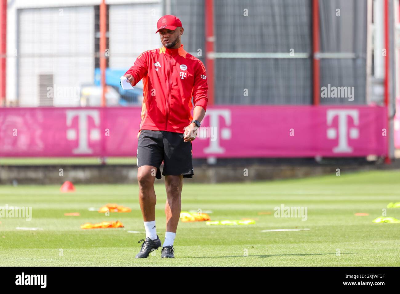 Vincent Kompany (FC Bayern Muenchen, Cheftrainer) zeigt, zeigend,  Oeffentliches Training, FC Bayern Muenchen, Fussball, Saison 24/25, 20.07.2024,  Foto: Eibner-Pressefoto/Jenni Maul Stock Photo