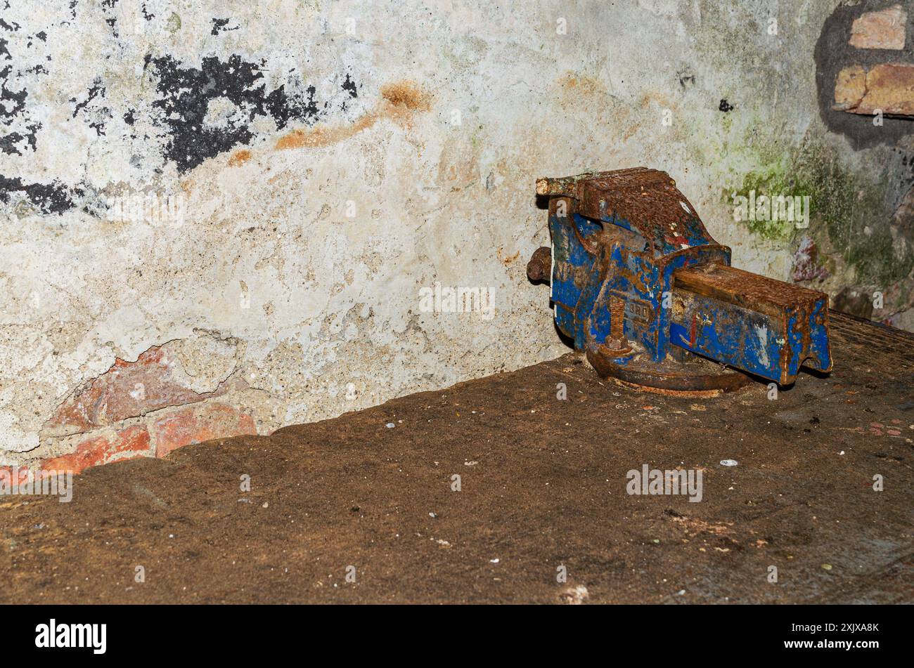 Old rusted iron bench vice sitting on an old workbench Stock Photo - Alamy