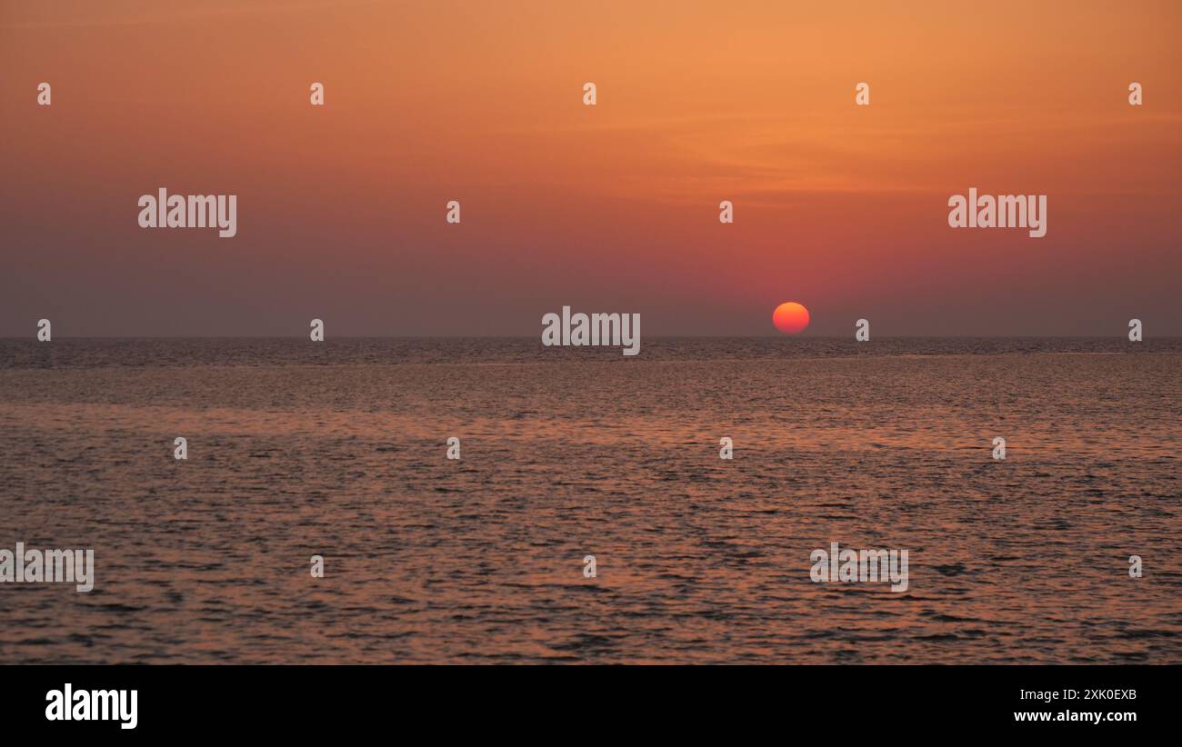 A red sunset over the Red Sea at Daedalus Reef, Egypt Stock Photo - Alamy