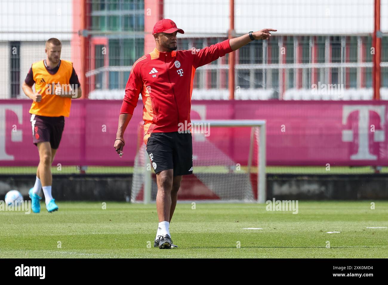 Vincent Kompany (FC Bayern Muenchen, Cheftrainer) zeigt, zeigend,  Oeffentliches Training, FC Bayern Muenchen, Fussball, Saison 24/25, 20.07.2024,  Foto: Eibner-Pressefoto/Jenni Maul Stock Photo