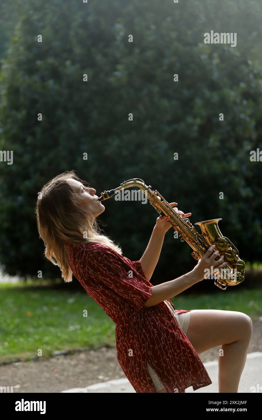 Sweat à Capuche Femme Crazy Saxophone Girl – Idéal Pour Saxophoniste Passionnée Et Orchestre