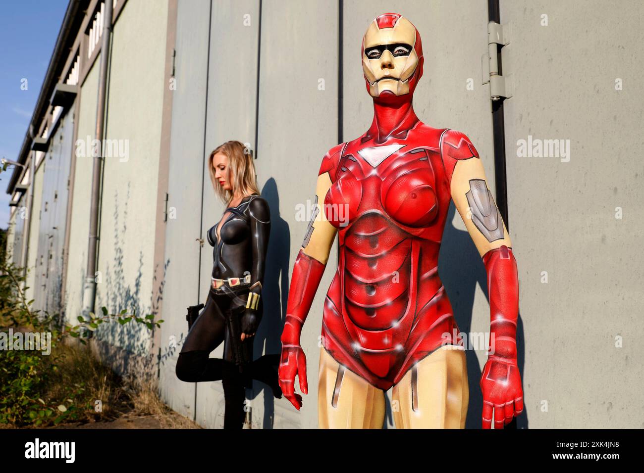 GEEK ART - Bodypainting and Transformaking: Iron Woman and Black Widow photoshooting with René-Claire Meinkold and Karo Zett on the elektroma site in Hameln. - A project by photographer Tschiponnique Skupin and bodypainter Enrico Lein Stock Photo