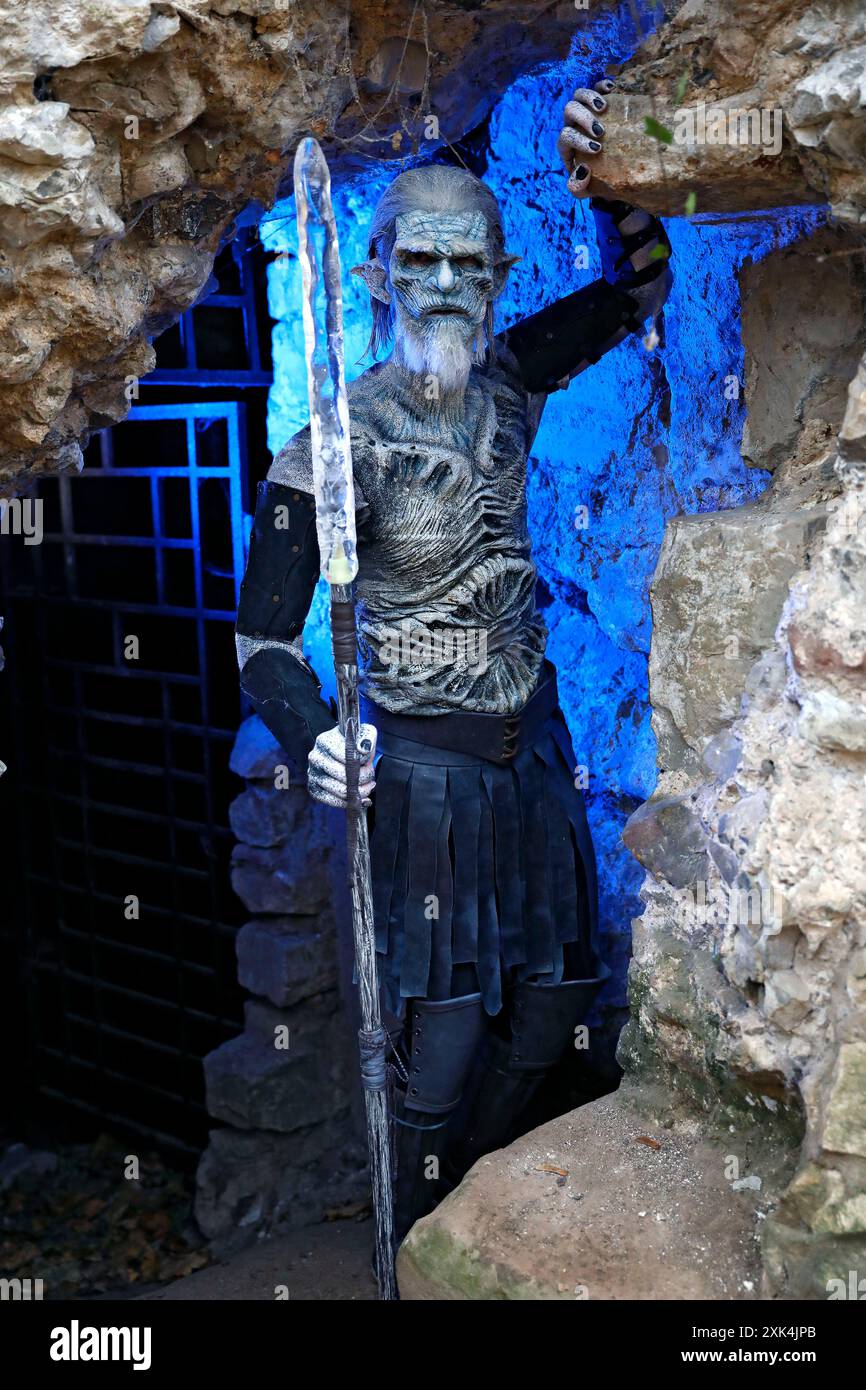GEEK ART - Bodypainting and Transformaking: 'Game of Thrones' photoshooting with Torben Behning as White Walker in the ruins of Calenberg Castle in Schulenburg. - A project by photographer Tschiponnique Skupin and bodypainter Enrico Lein Stock Photo