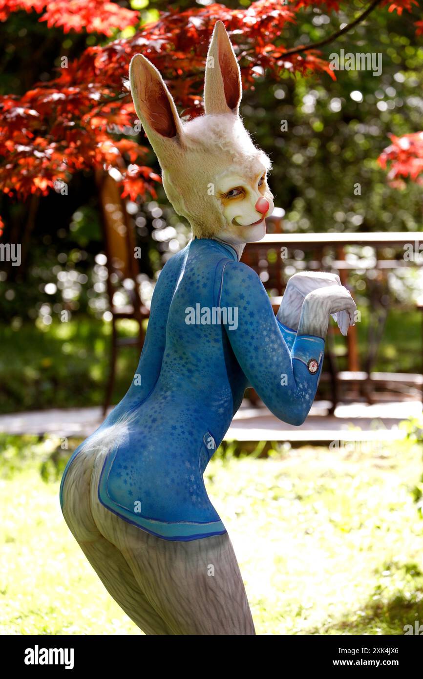 GEEK ART - Bodypainting and Transformaking: Alice in Wonderland photoshooting with Janina as the white rabbit in the Czarnecki Garden in Hameln. - A project by photographer Tschiponnique Skupin and bodypainter Enrico Lein Stock Photo