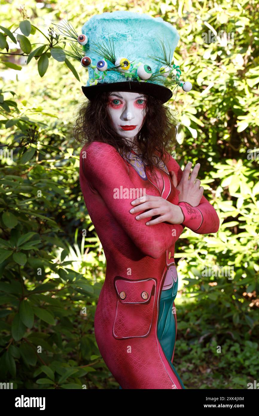 GEEK ART - Bodypainting and Transformaking: Alice in Wonderland photoshooting with Julia as the Mad Hatter in the Czarnecki Garden in Hameln. - A project by photographer Tschiponnique Skupin and body painter and transformer Enrico Lein Stock Photo