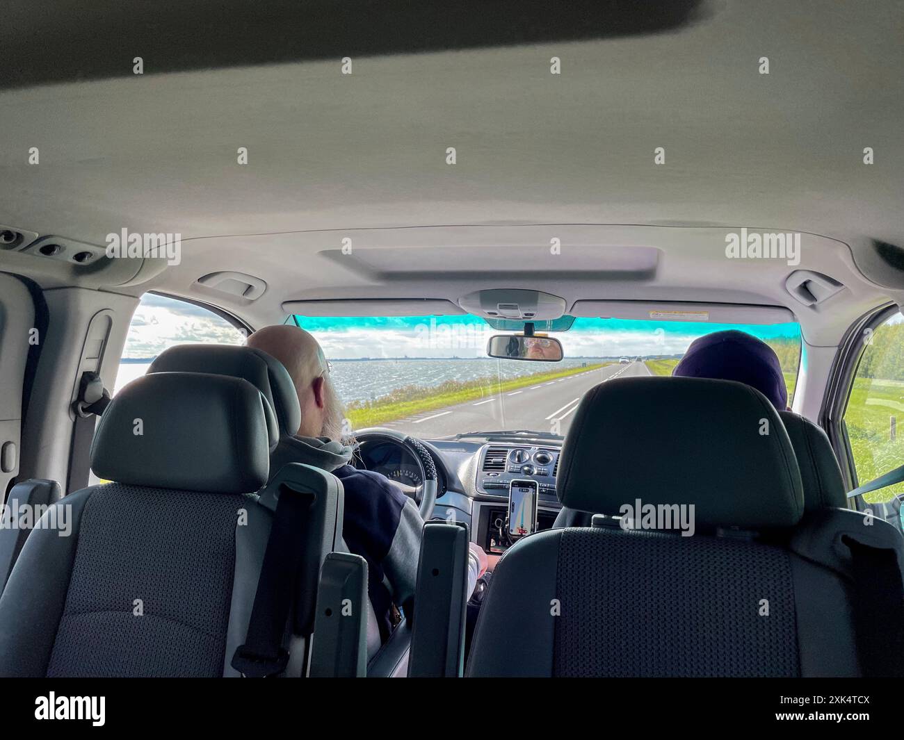 Blick aus dem Auto auf die Straße und das Veluwemeer in den Niederlande Stock Photo