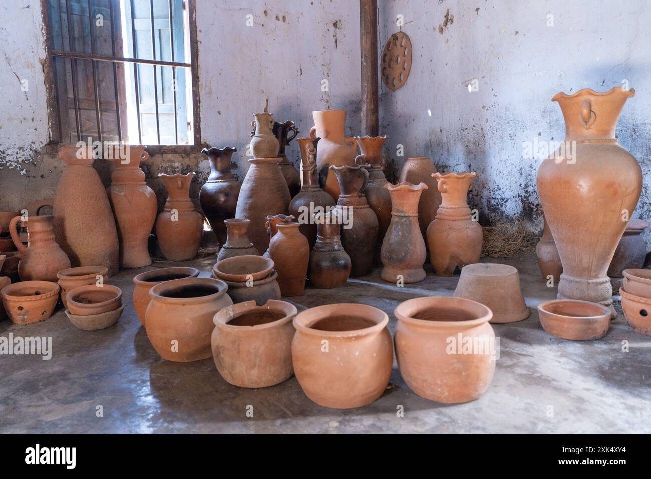 A village ceramic Bau Truc, Phan Rang city, Vietnam, clay pots — free download
