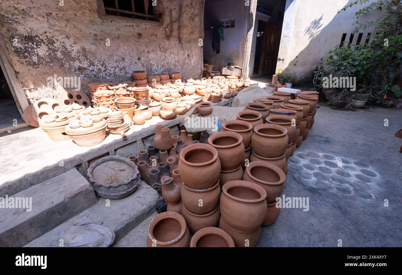 A village ceramic Bau Truc, Phan Rang city, Vietnam, clay pots — free download