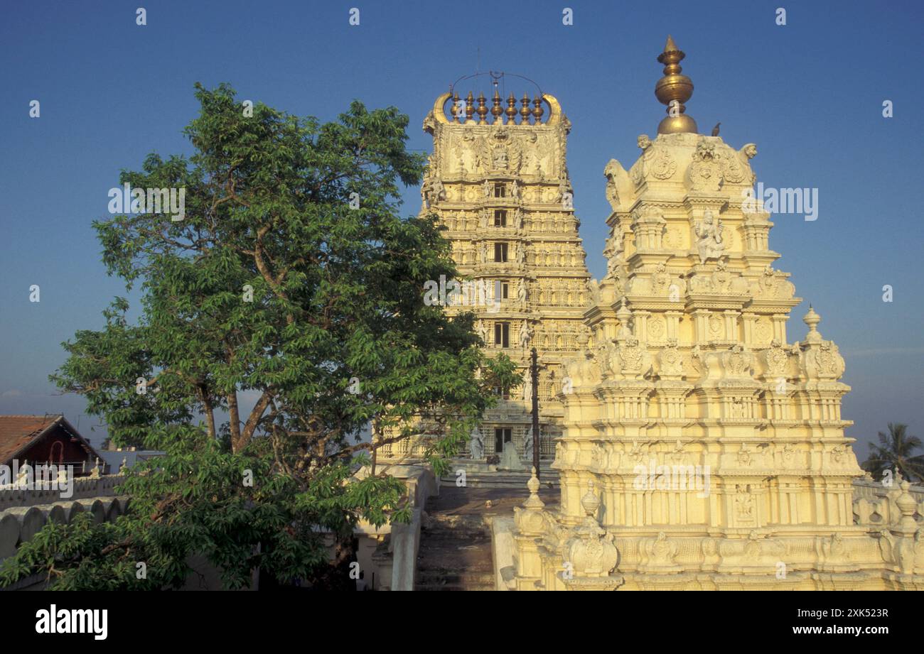 The Chamundeshwari Temple in the city of Mysore in the Province of Karnataka in India.  India, Mysore, March, 1998 Stock Photo