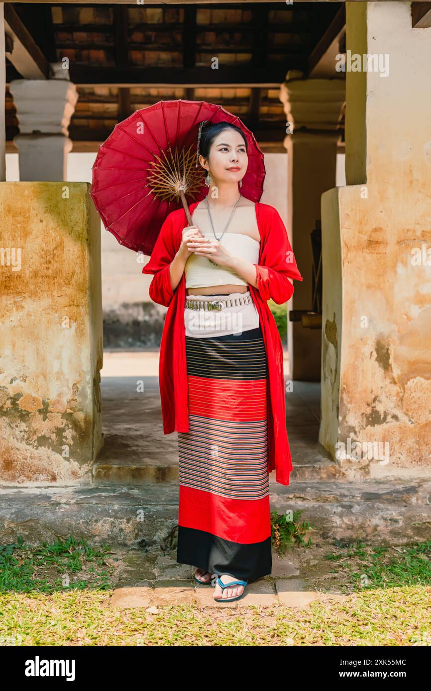beautiful people×Traditional　Weatherwear　トレンチコート 140紺　ネイビー ビューティフルピープル トラディショナルウェザーウェア Yunnan people, dressed in ethnic costumes, enjoy beautiful spring