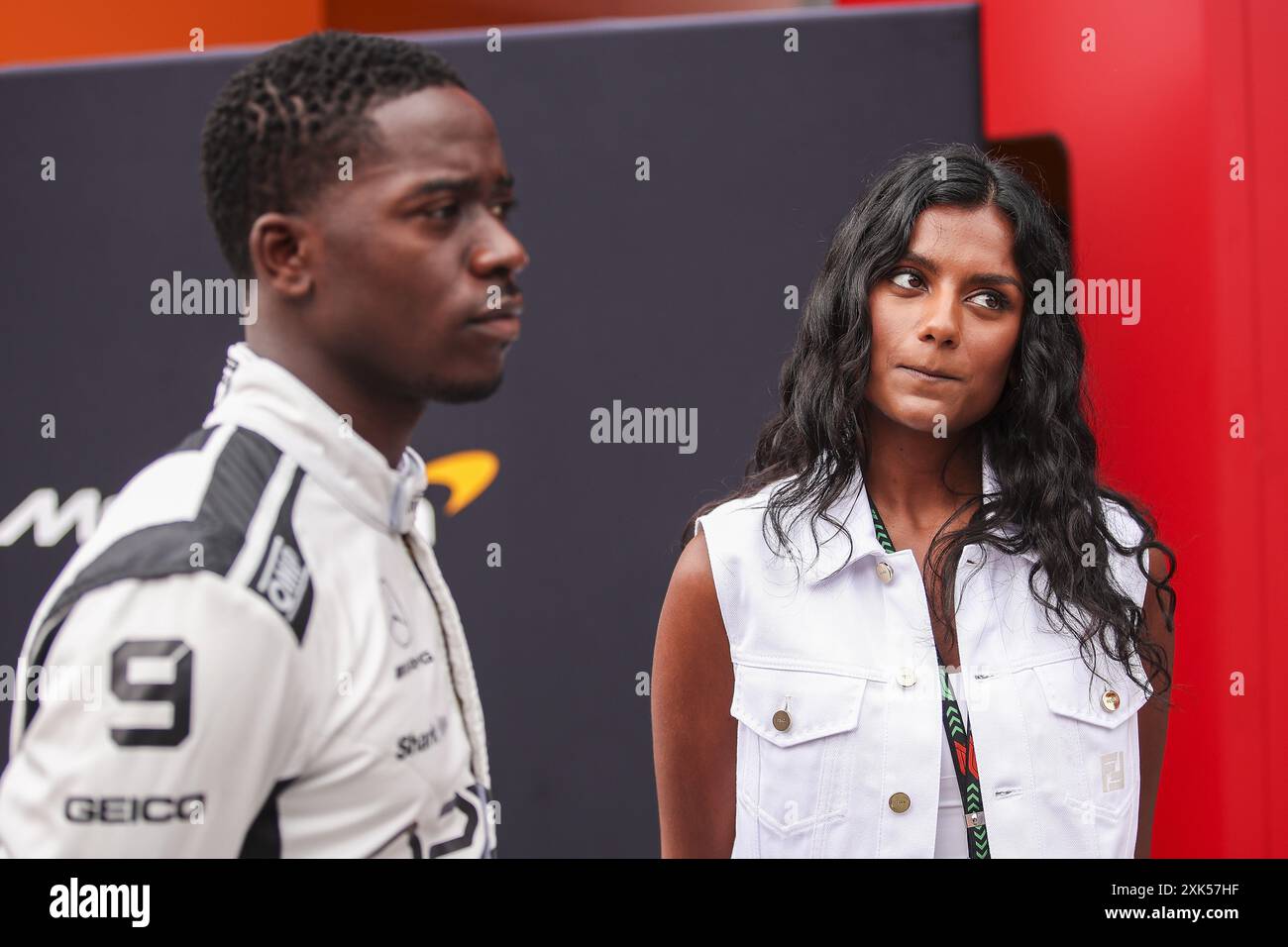 Joshua Jackson And Simone Ashley: Their Nyc Summer Romance Is Inspiring - r67fqxm