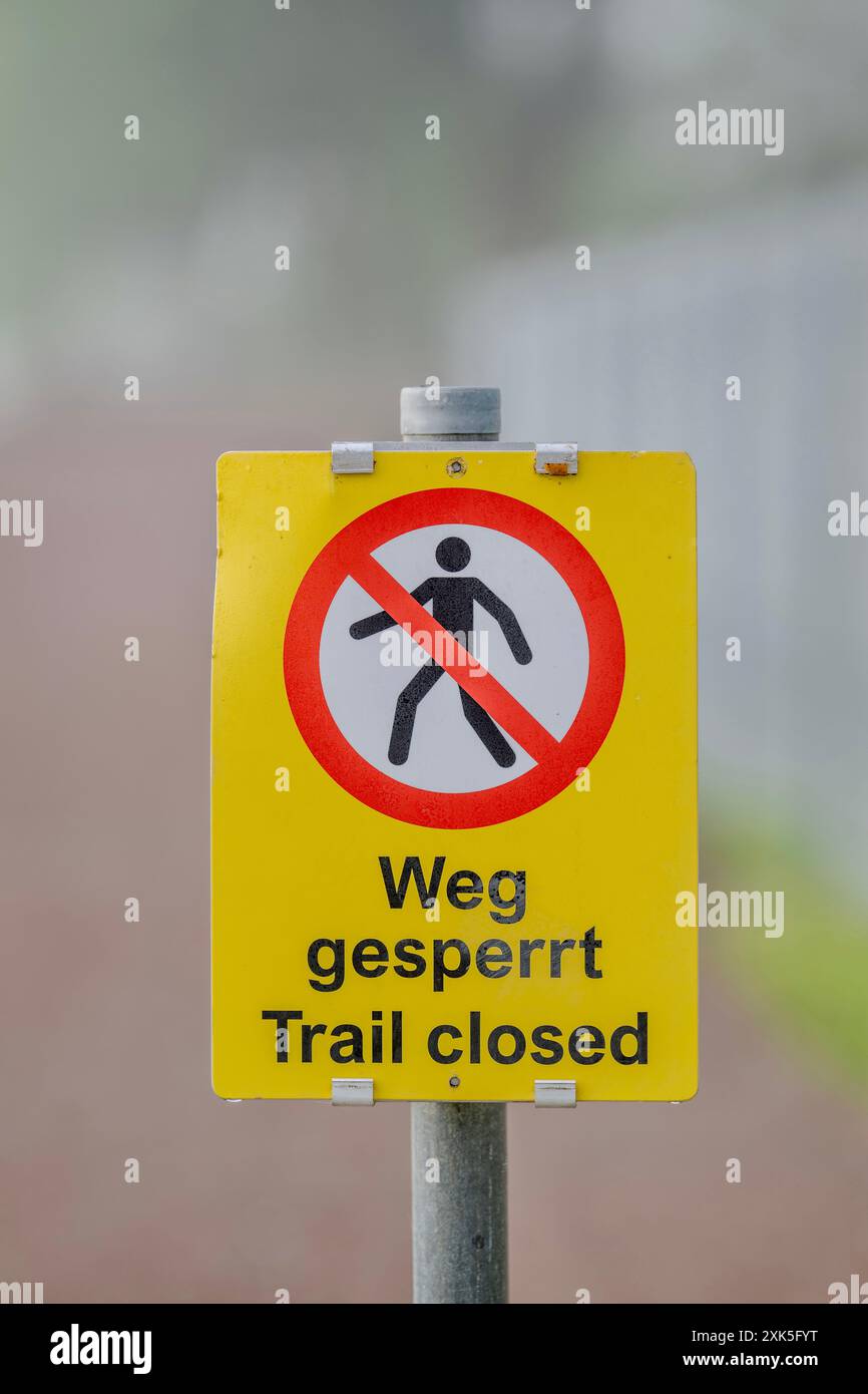 yellow sign trail closed Stock Photo - Alamy