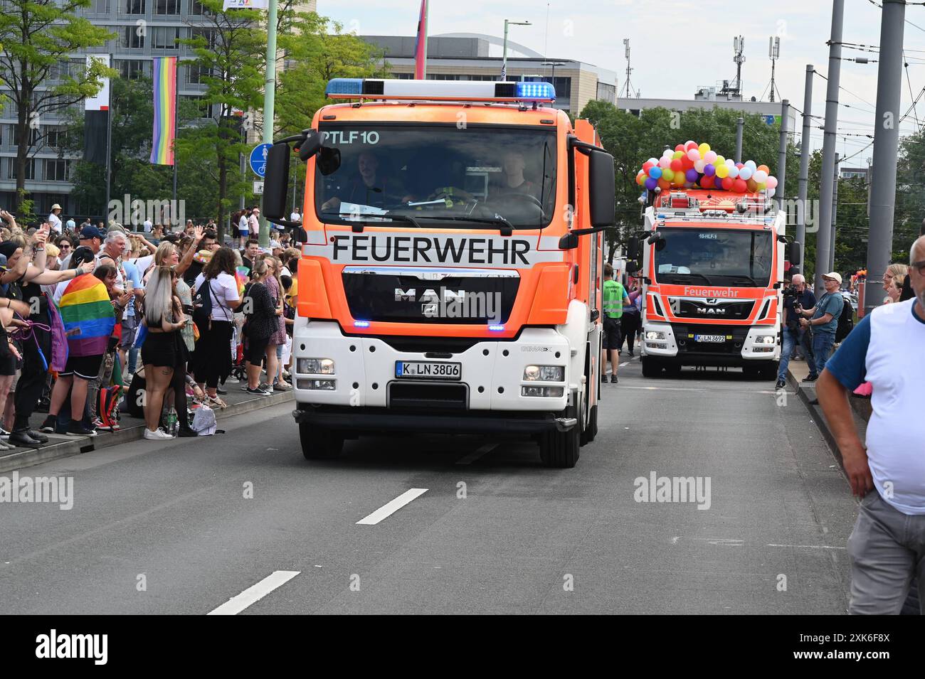 Logo, Schriftzug der Feuerwehr an einem Einsatzfahrzeug bei der CSD ...