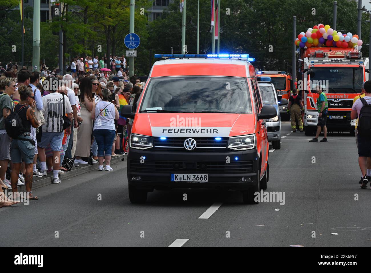Logo, Schriftzug der Feuerwehr an einem Einsatzfahrzeug bei der CSD ...