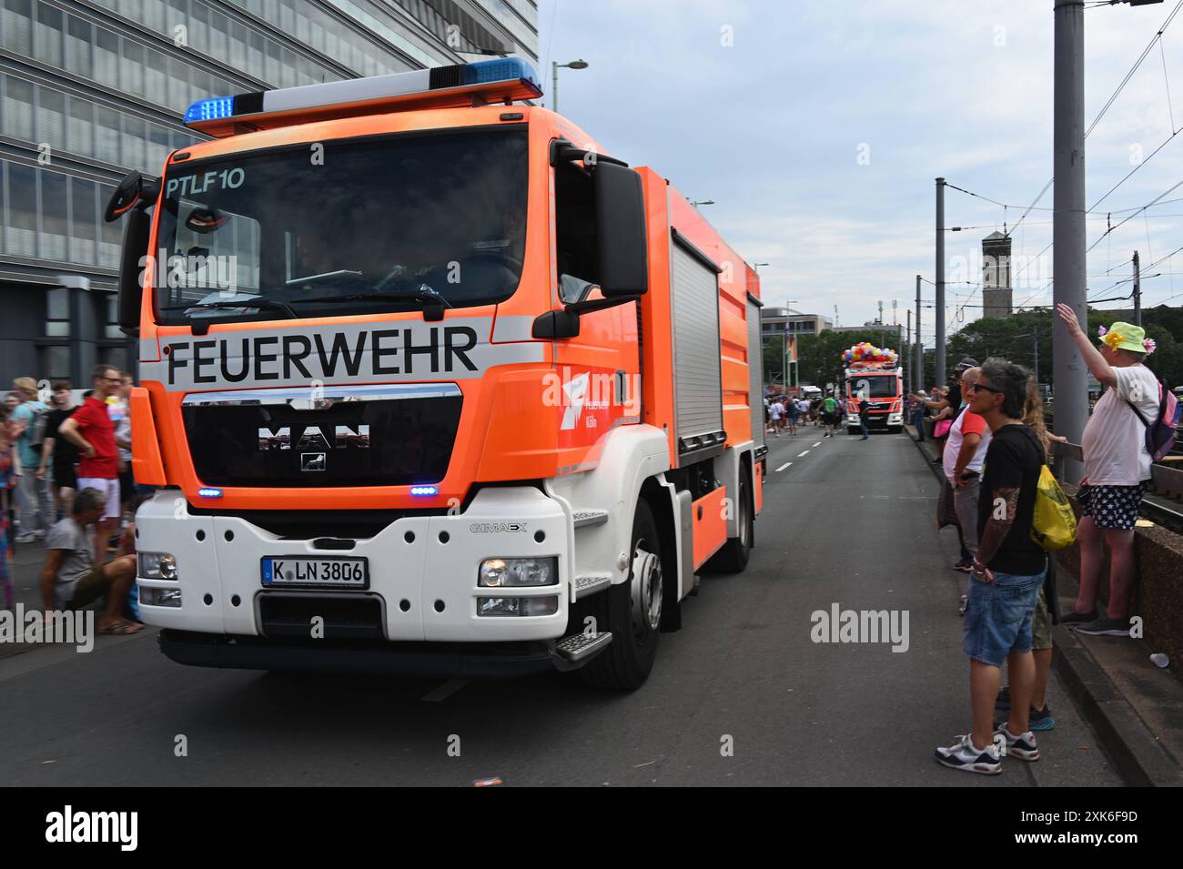 Logo, Schriftzug der Feuerwehr an einem Einsatzfahrzeug bei der CSD ...