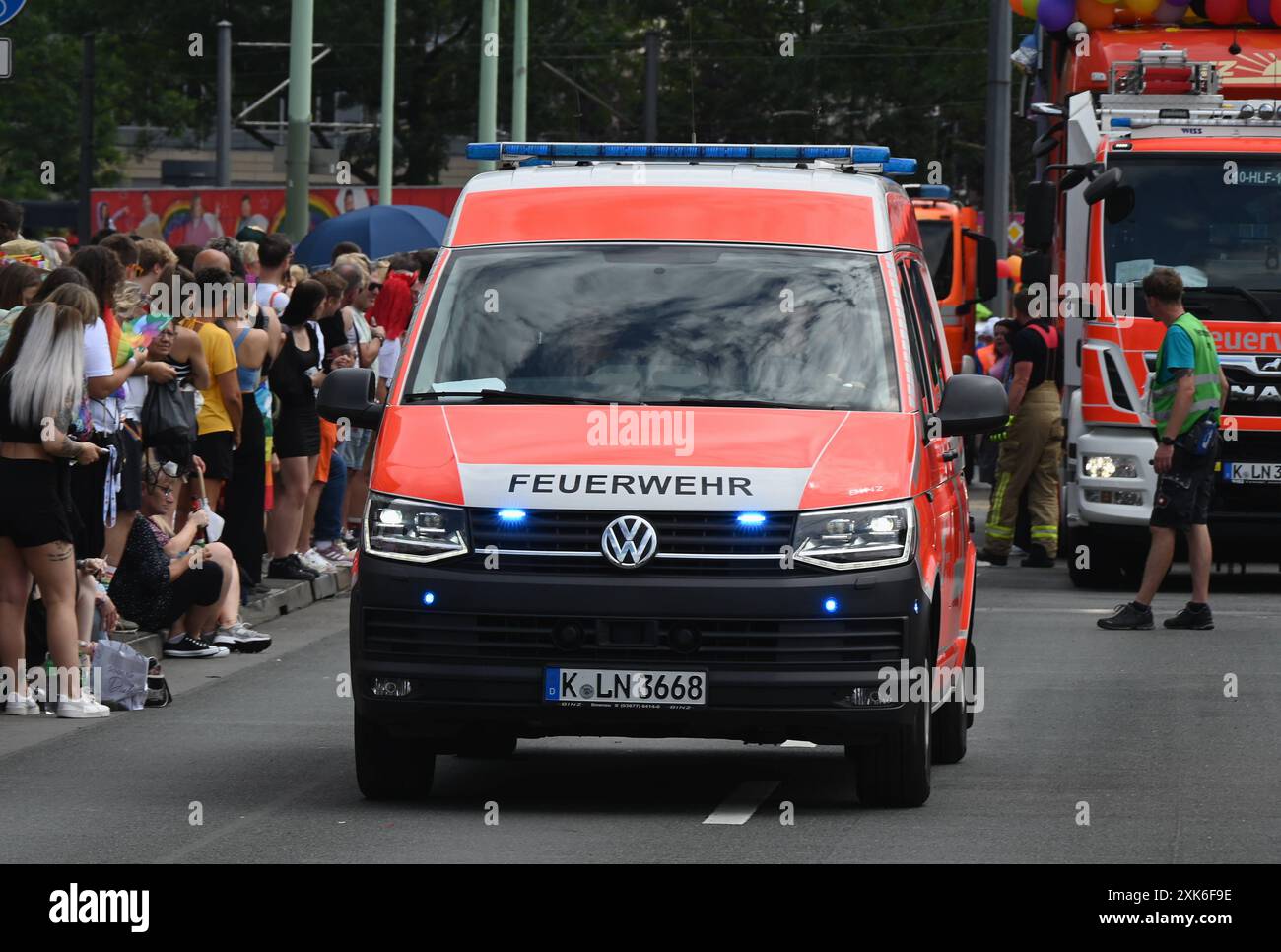 Logo, Schriftzug der Feuerwehr an einem Einsatzfahrzeug bei der CSD ...
