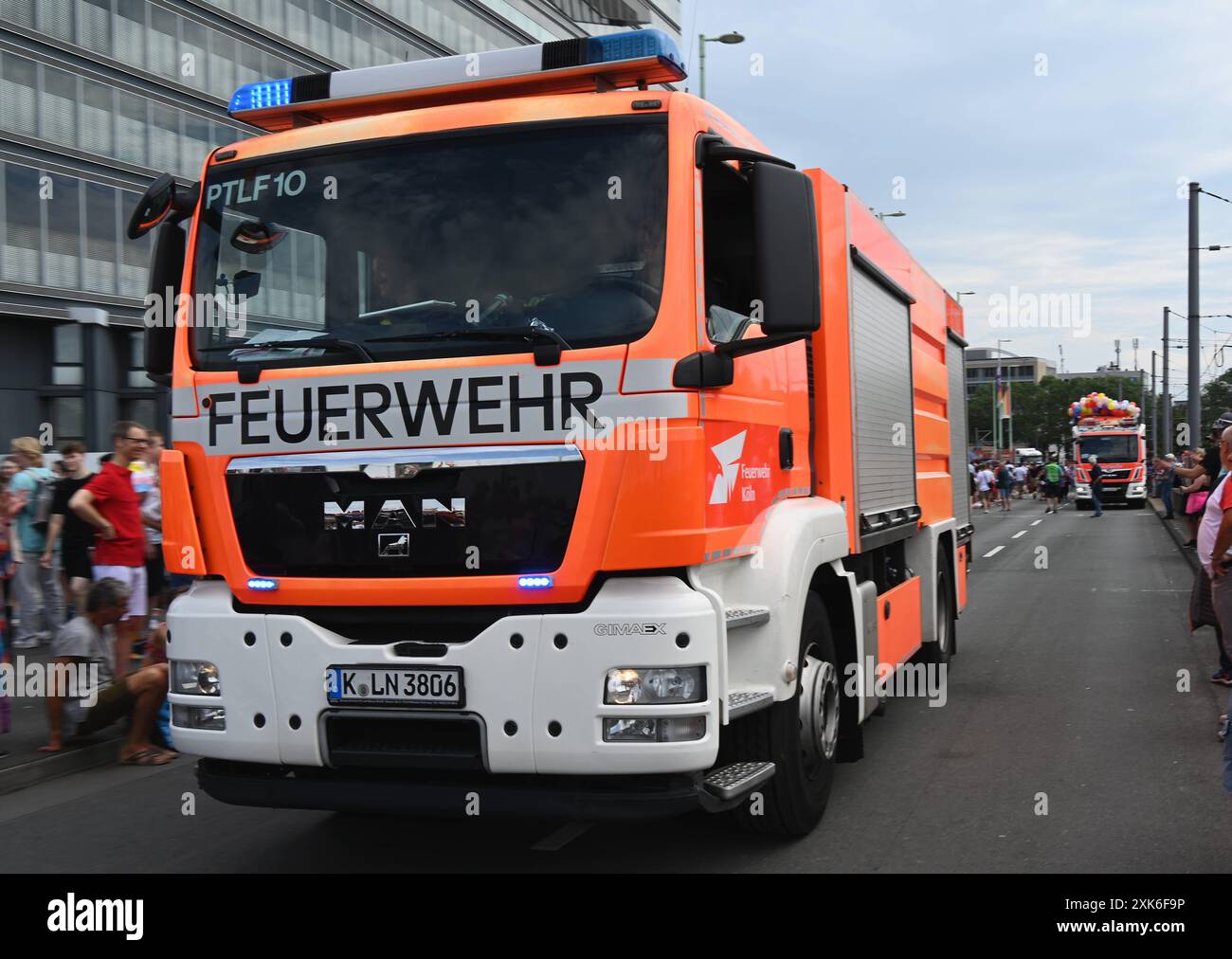 Logo, Schriftzug der Feuerwehr an einem Einsatzfahrzeug bei der CSD ...