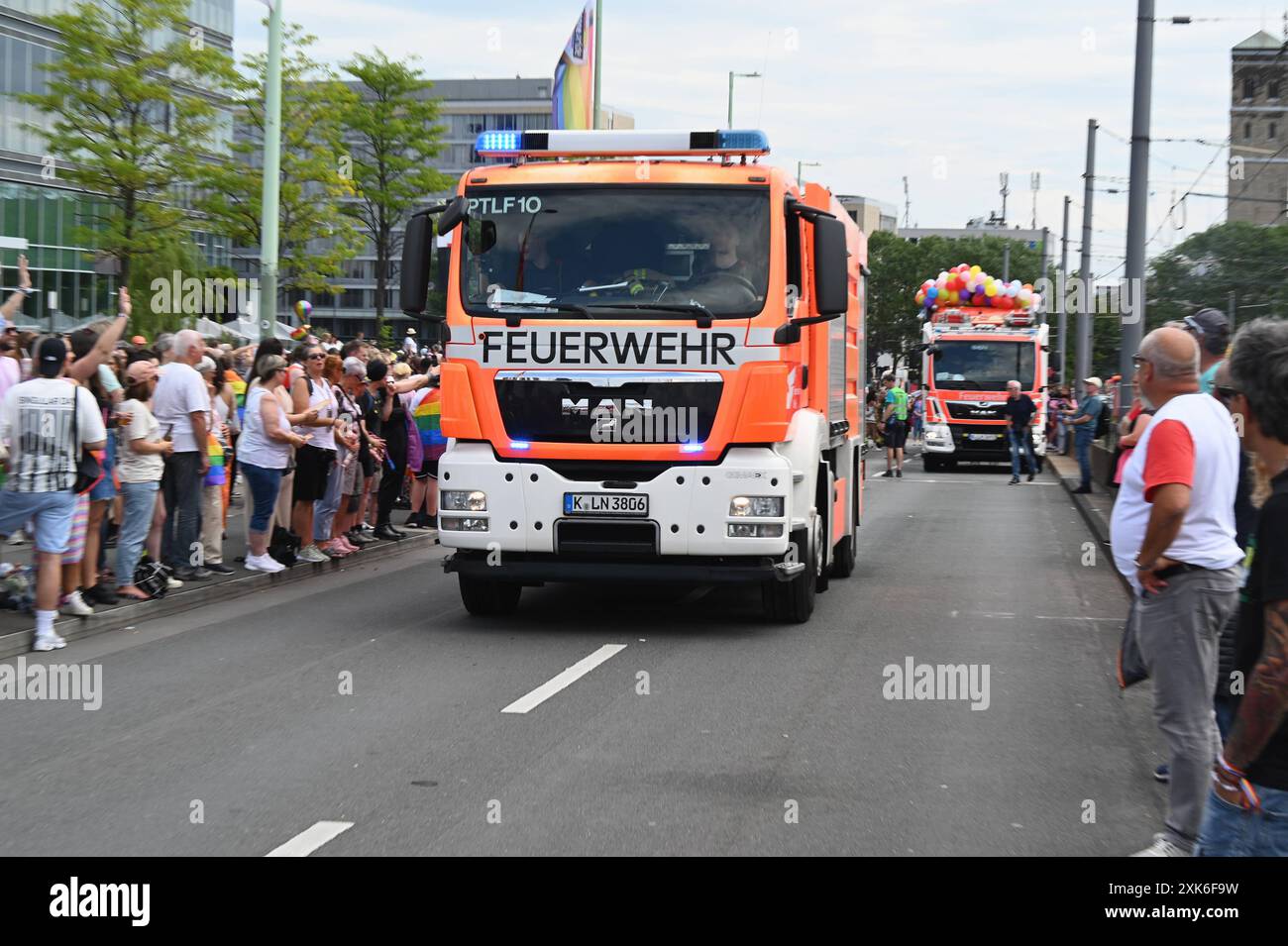 Logo, Schriftzug der Feuerwehr an einem Einsatzfahrzeug bei der CSD ...