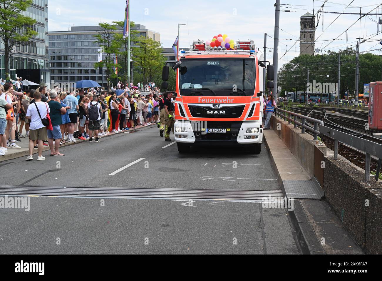 Logo, Schriftzug der Feuerwehr an einem Einsatzfahrzeug bei der CSD ...